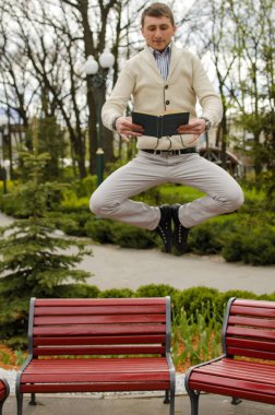 genç adam kitap okuyor