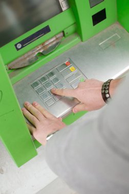 Genç adam para kullanıyor