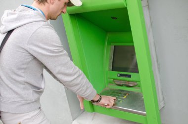 Genç adam para kullanıyor