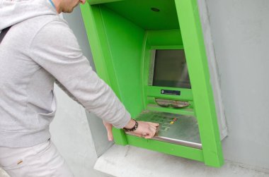 Genç adam para kullanıyor