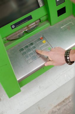Genç adam para kullanıyor