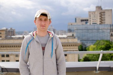 Genç adam çatıda dinleniyor