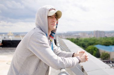 Genç adam çatıda dinleniyor