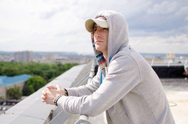 Genç adam çatıda dinleniyor