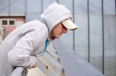 Genç adam çatıda dinleniyor