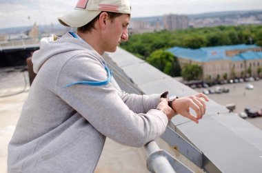 Genç adam çatıda dinleniyor