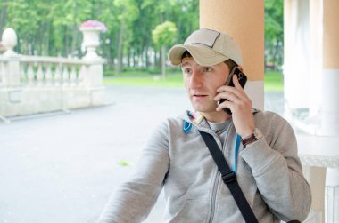 genç adamın cep telefonunu kullanma