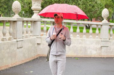 Genç adam şehirde yürüyor.