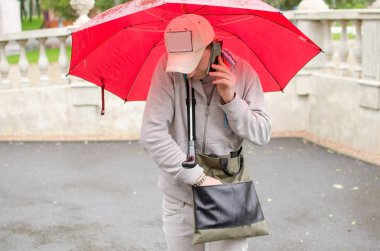 genç adamın cep telefonunu kullanma