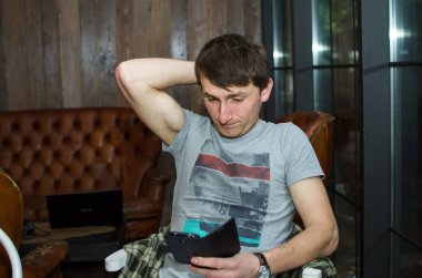 genç adamın cep telefonunu kullanma