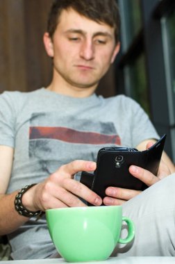 genç adamın cep telefonunu kullanma