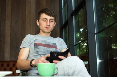 genç adamın cep telefonunu kullanma