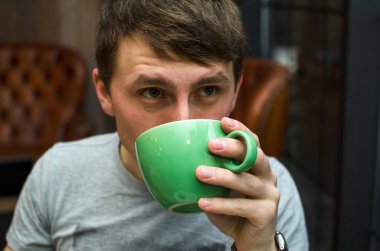 genç adam sıcak kahve içme