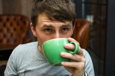 genç adam sıcak kahve içme