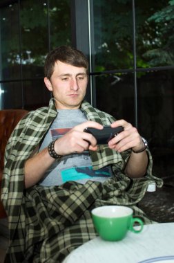 genç adamın cep telefonunu kullanma