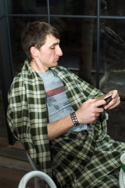 genç adamın cep telefonunu kullanma