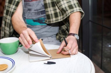 Genç adam onun defter kullanma