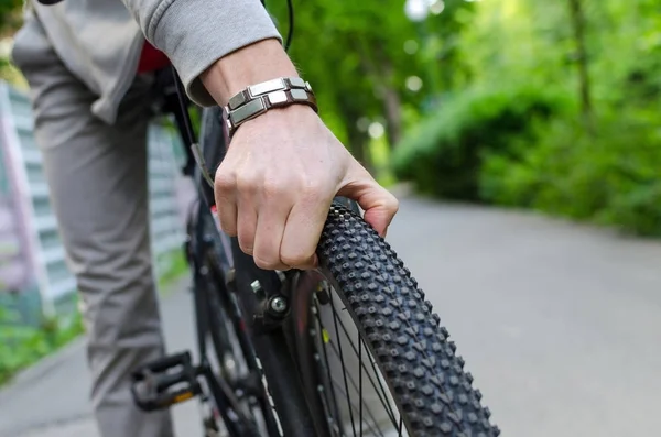 Junger Mann mit Fahrrad — Stockfoto