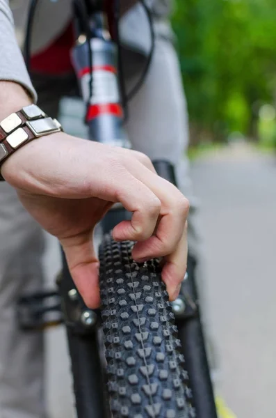 Jeune homme avec vélo — Photo