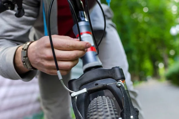 Jeune homme avec vélo — Photo