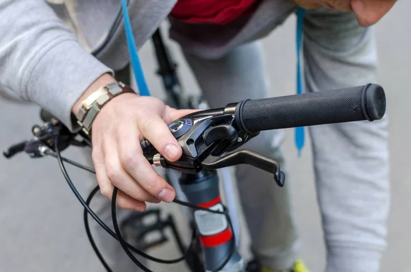 Jeune homme avec vélo — Photo