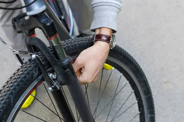 Jeune homme avec vélo — Photo