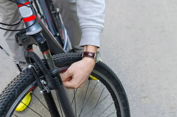 Jeune homme avec vélo — Photo