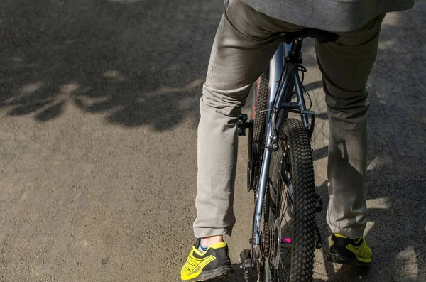 Young man with bicycle — Stock Photo, Image