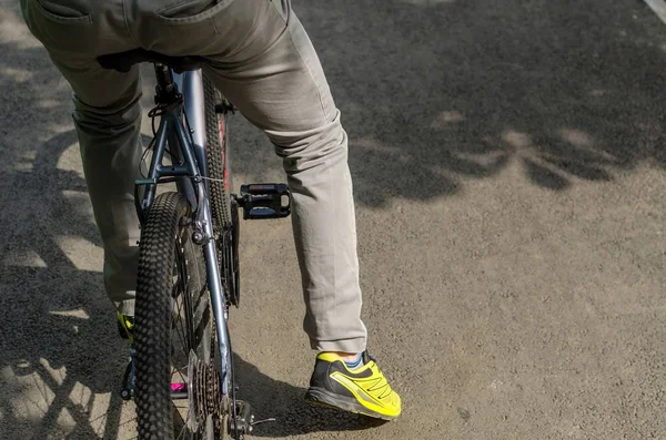 Junger Mann mit Fahrrad — Stockfoto