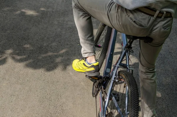 Jeune homme avec vélo — Photo