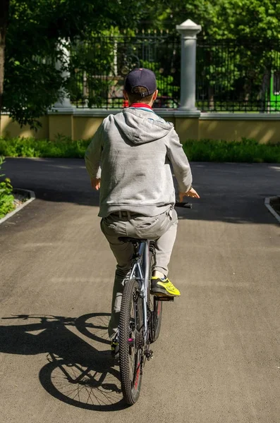 자전거를 탄 젊은이 — 스톡 사진