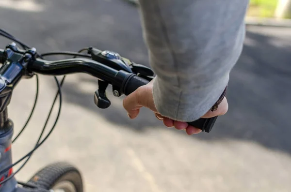 Young man with bicycle — Stock Photo, Image