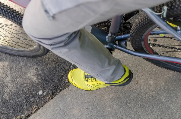 Junger Mann mit Fahrrad — Stockfoto