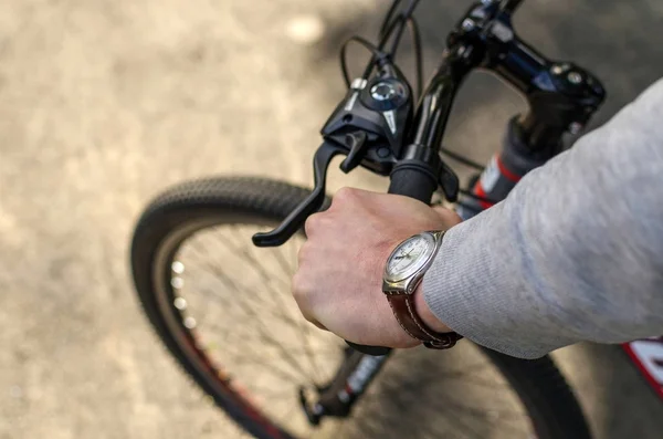 Jeune homme avec vélo — Photo