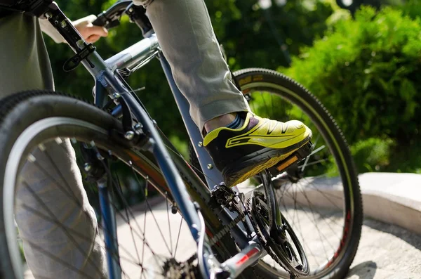 Jeune homme avec vélo — Photo