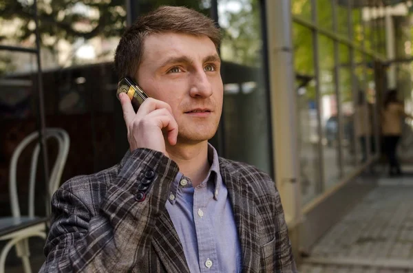 Hombre hablando por teléfono — Foto de Stock