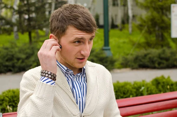 Hombre con auriculares en el parque — Foto de Stock