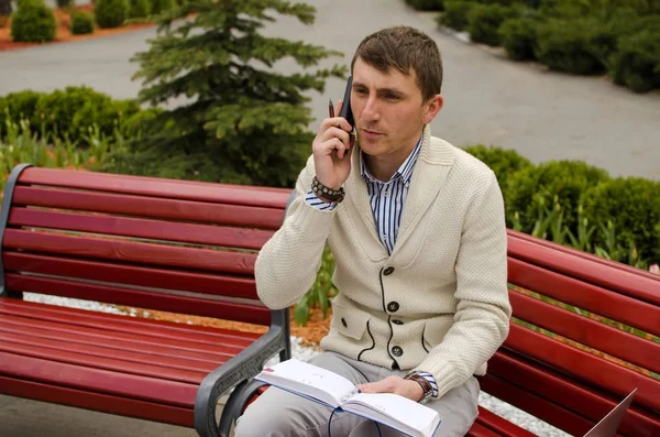 El joven está hablando por teléfono. — Foto de Stock