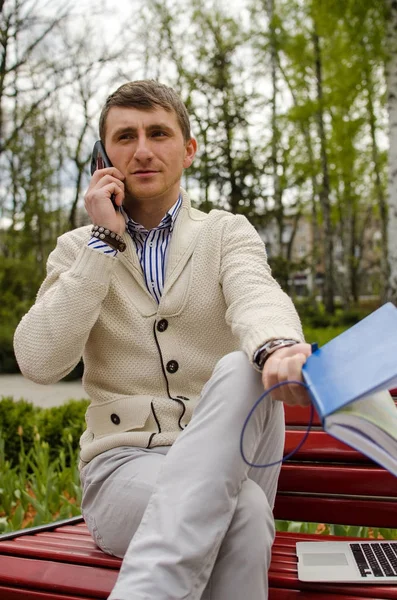 El joven está hablando por teléfono. — Foto de Stock