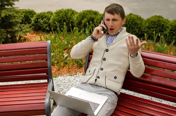 El joven está hablando por teléfono. — Foto de Stock