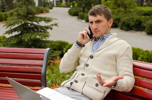 El joven está hablando por teléfono. — Foto de Stock