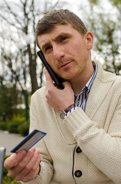 El joven está hablando por teléfono. — Foto de Stock