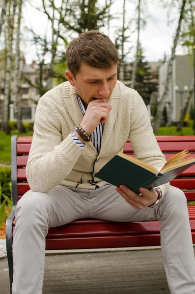 El joven está leyendo un libro. —  Fotos de Stock