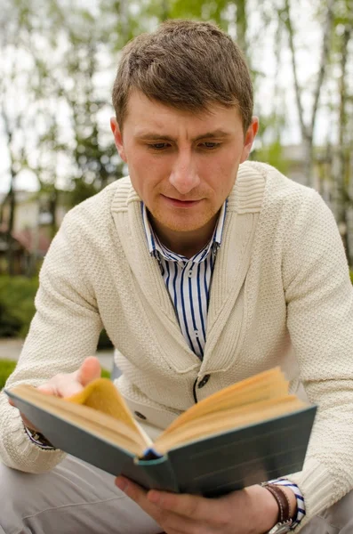El joven está leyendo un libro. —  Fotos de Stock