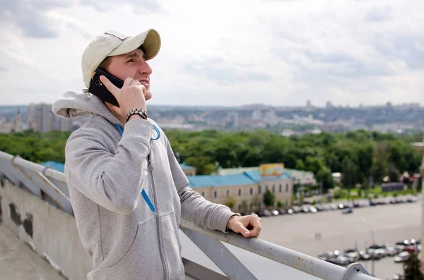 Hombre joven usando su teléfono celular — Foto de Stock