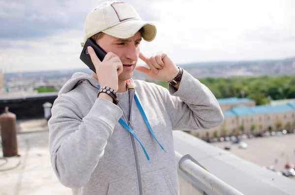 Hombre joven usando su teléfono celular — Foto de Stock