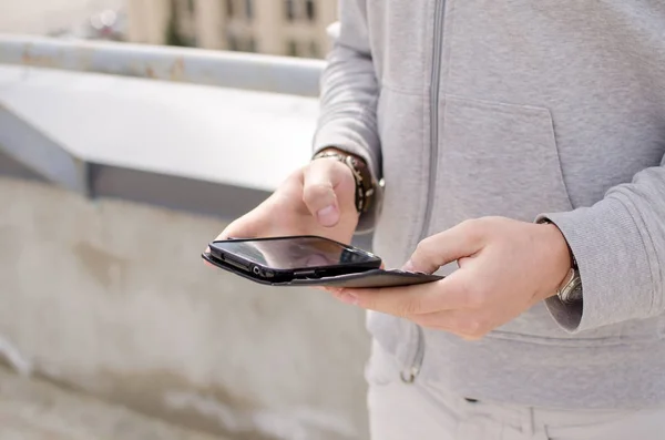 Hombre joven usando su teléfono celular — Foto de Stock