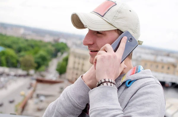 Hombre joven usando su teléfono celular — Foto de Stock