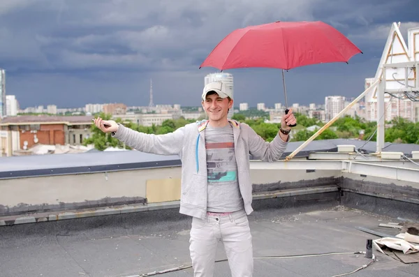 Joven en la azotea del edificio — Foto de Stock