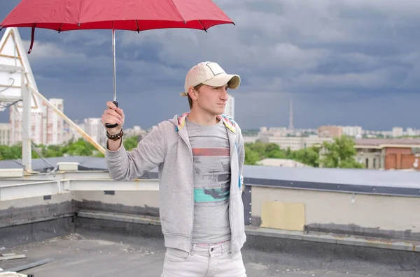 Joven en la azotea del edificio — Foto de Stock